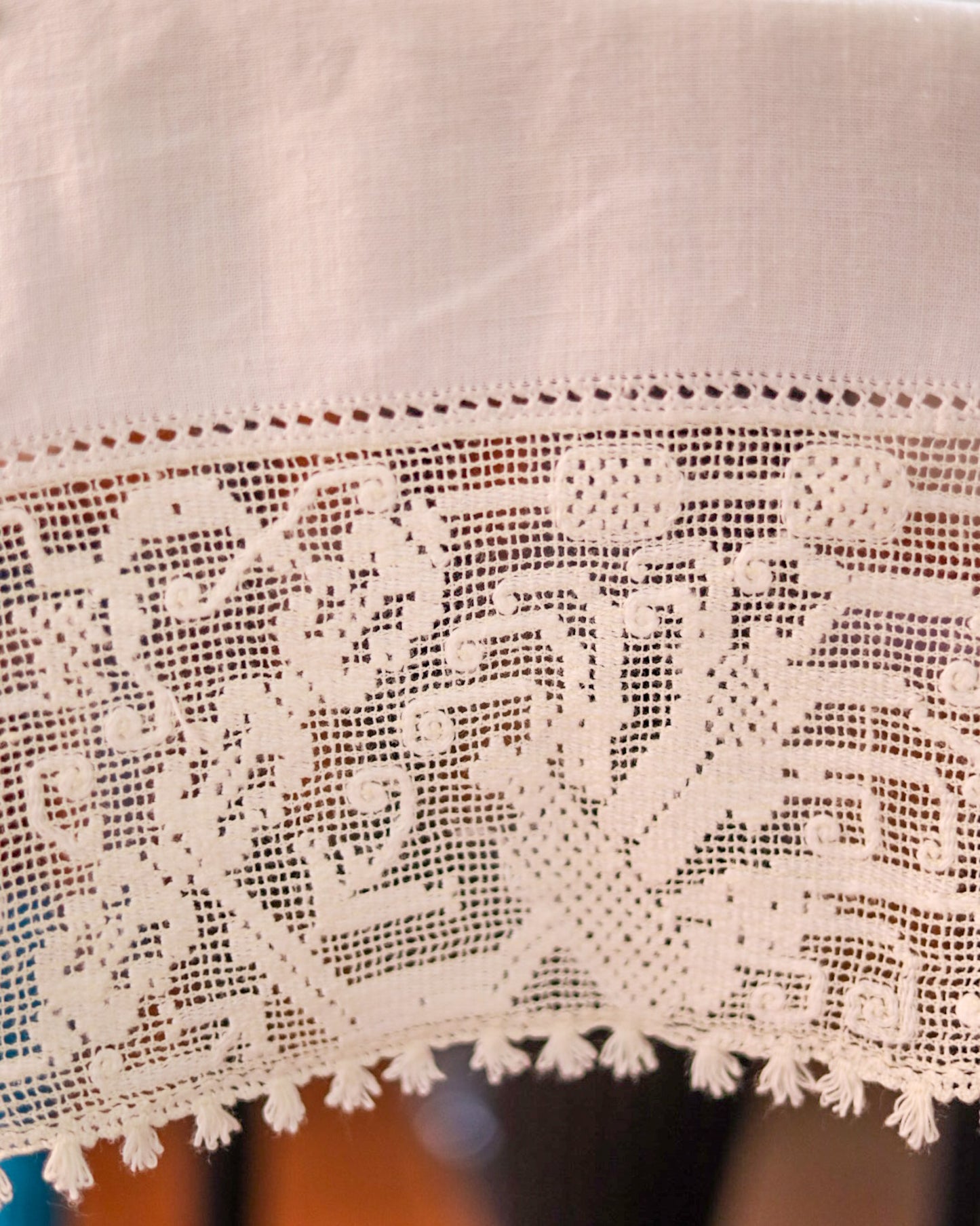 Tovaglia antica in lino con pizzo a buratto