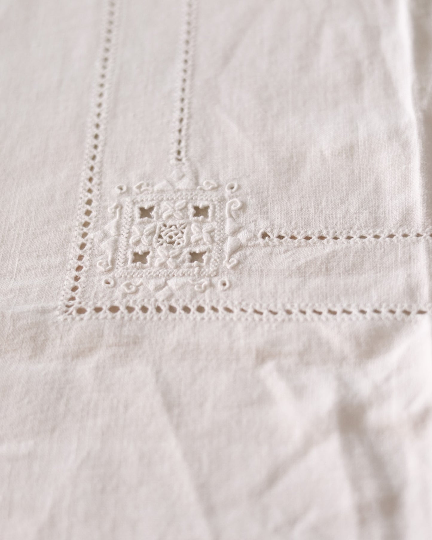 Tovaglia antica in lino con pizzo a buratto