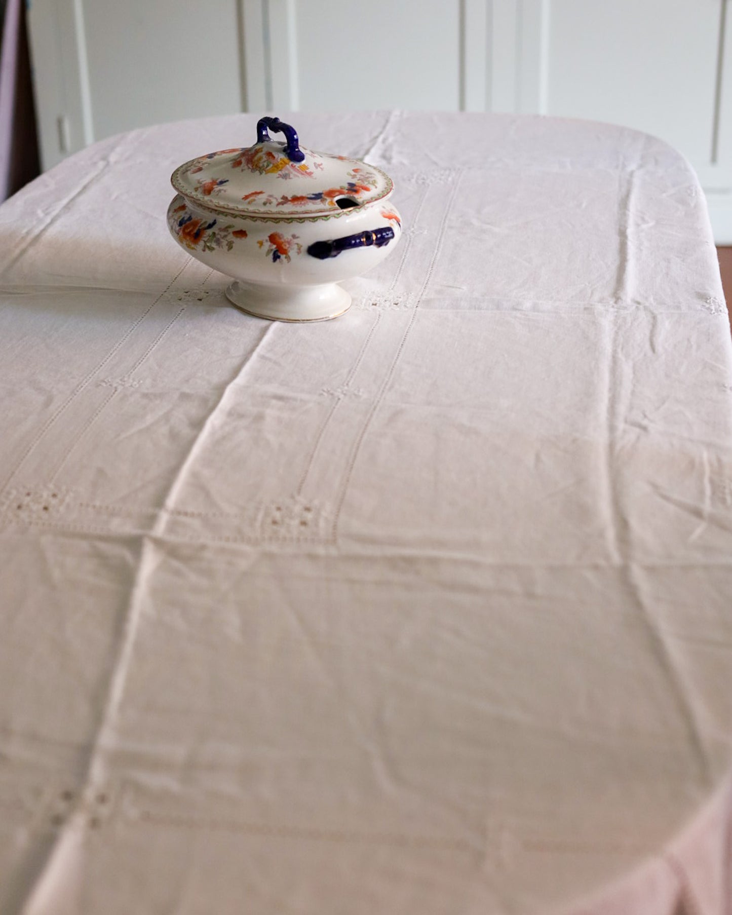 Tovaglia in lino d'olanda con ricamo punto aria