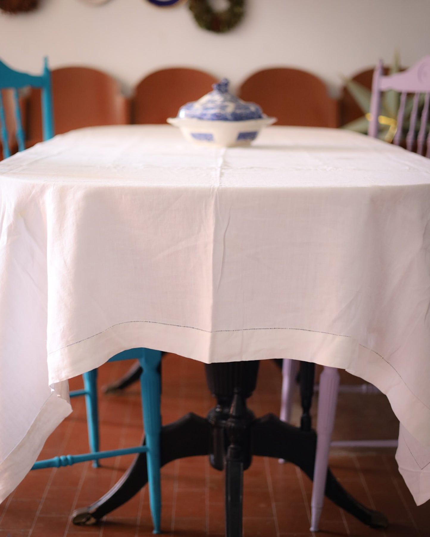 Tovaglia in lino d'olanda con ricamo punto aria