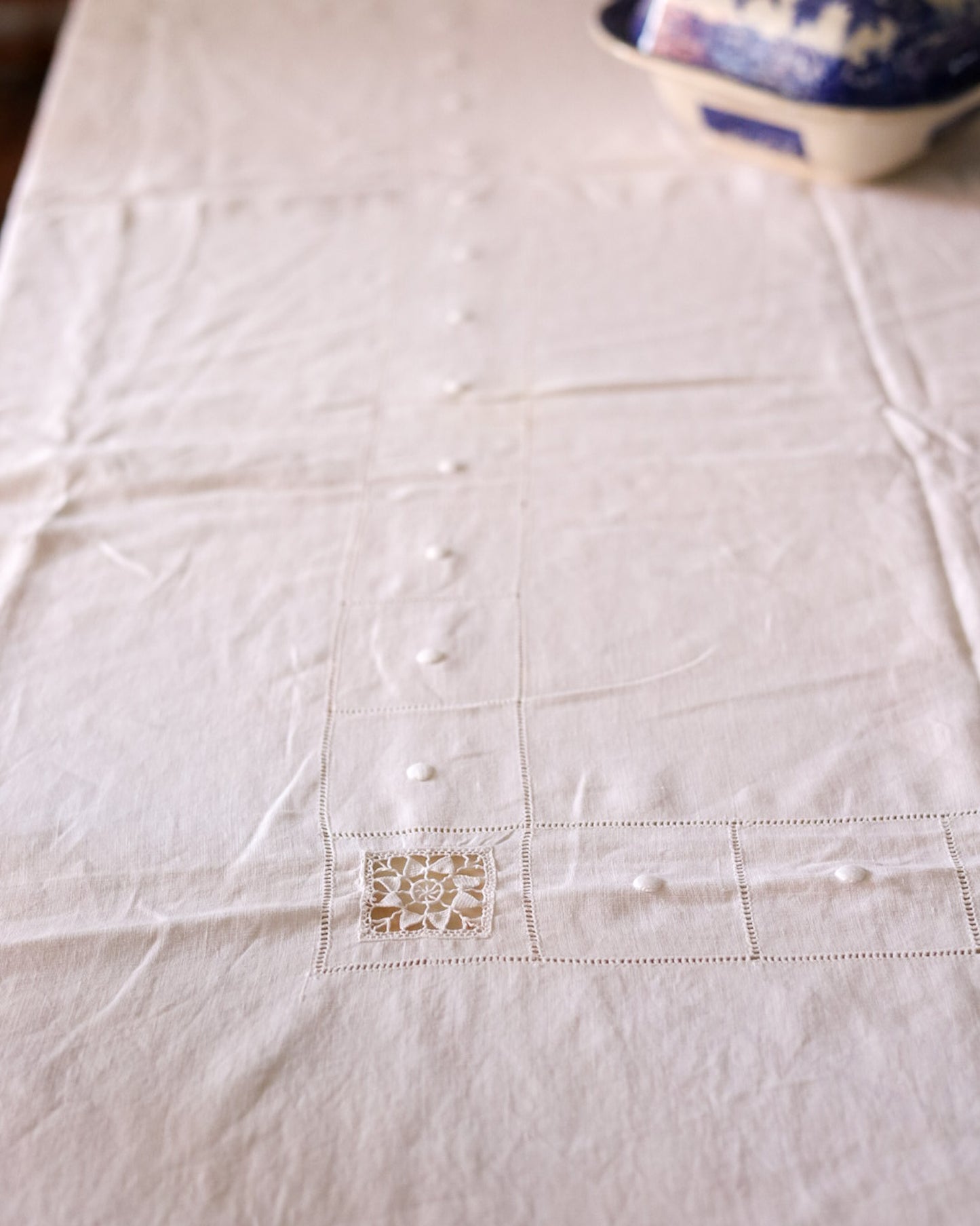 Tovaglia in lino d'olanda con ricamo punto aria