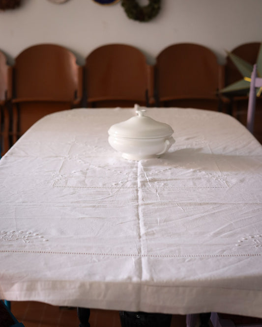 Tovaglia in lino d'olanda con rose e punto pieno