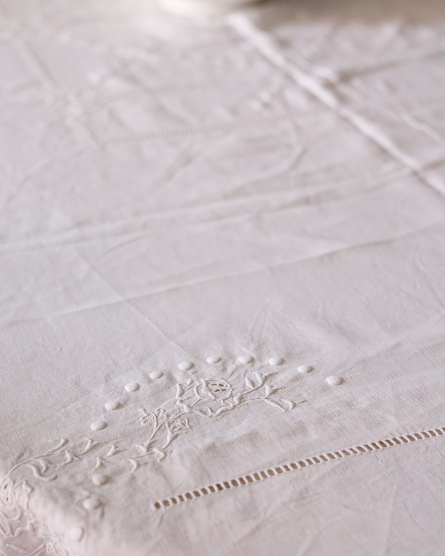 Tovaglia in lino d'olanda con rose e punto pieno