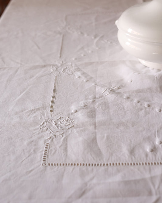 Tovaglia in lino d'olanda con rose e punto pieno