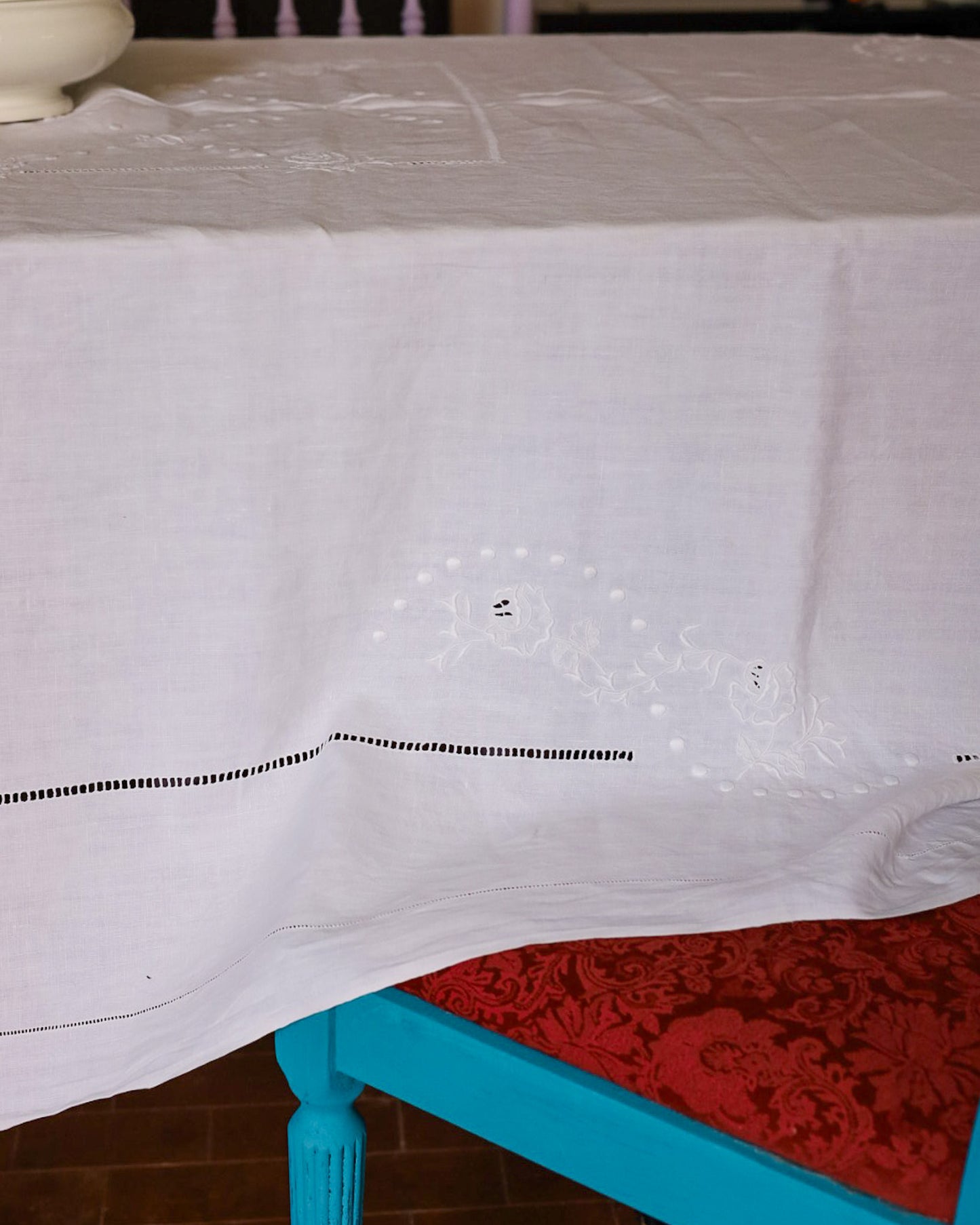 Tovaglia in lino d'olanda con rose e punto pieno