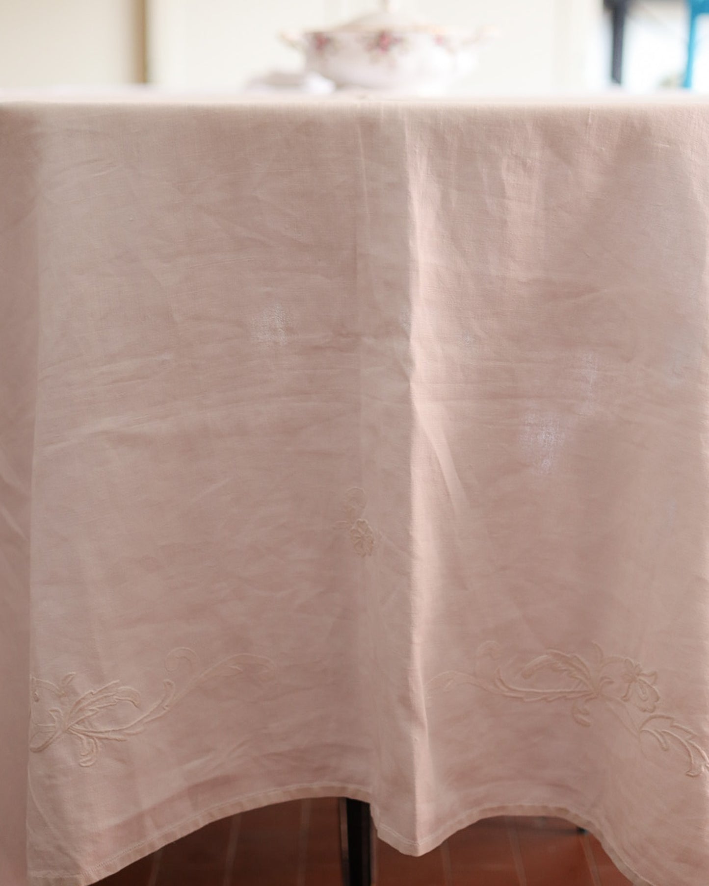 Tovaglia in lino fuori misura con tovaglioli. da 12 ricamata a mano