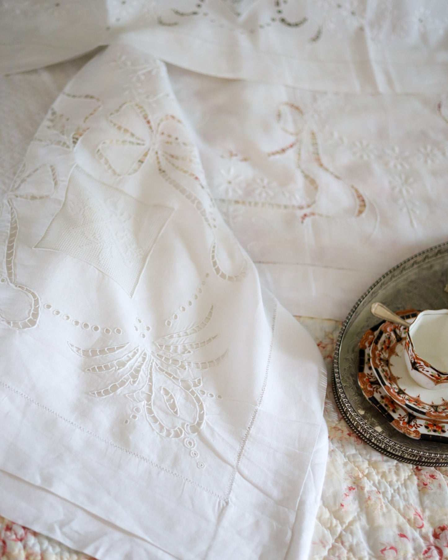 Lenzuolo antico in lino bianco d'Olanda con microfilet e intaglio