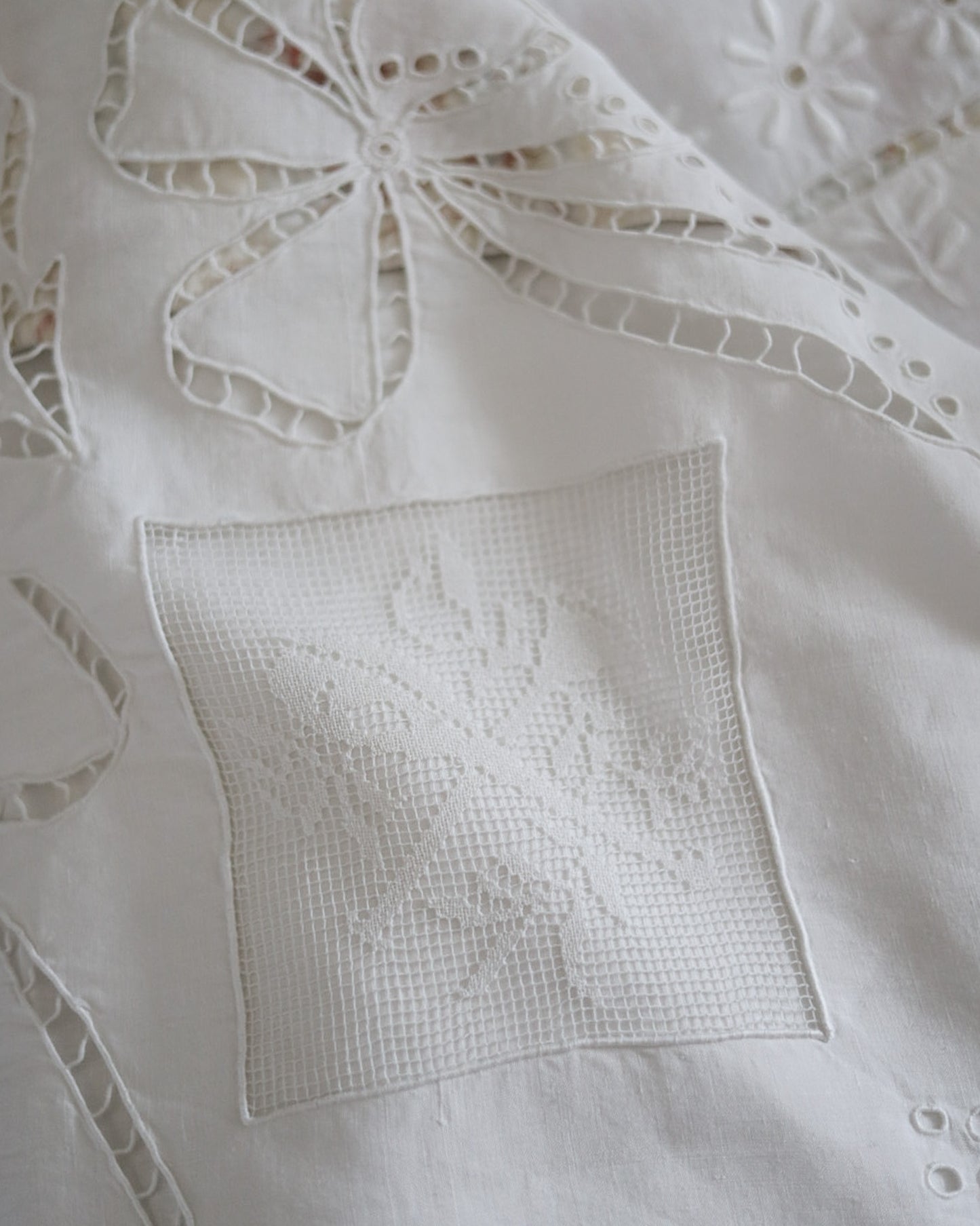 Lenzuolo antico in lino bianco d'Olanda con microfilet e intaglio