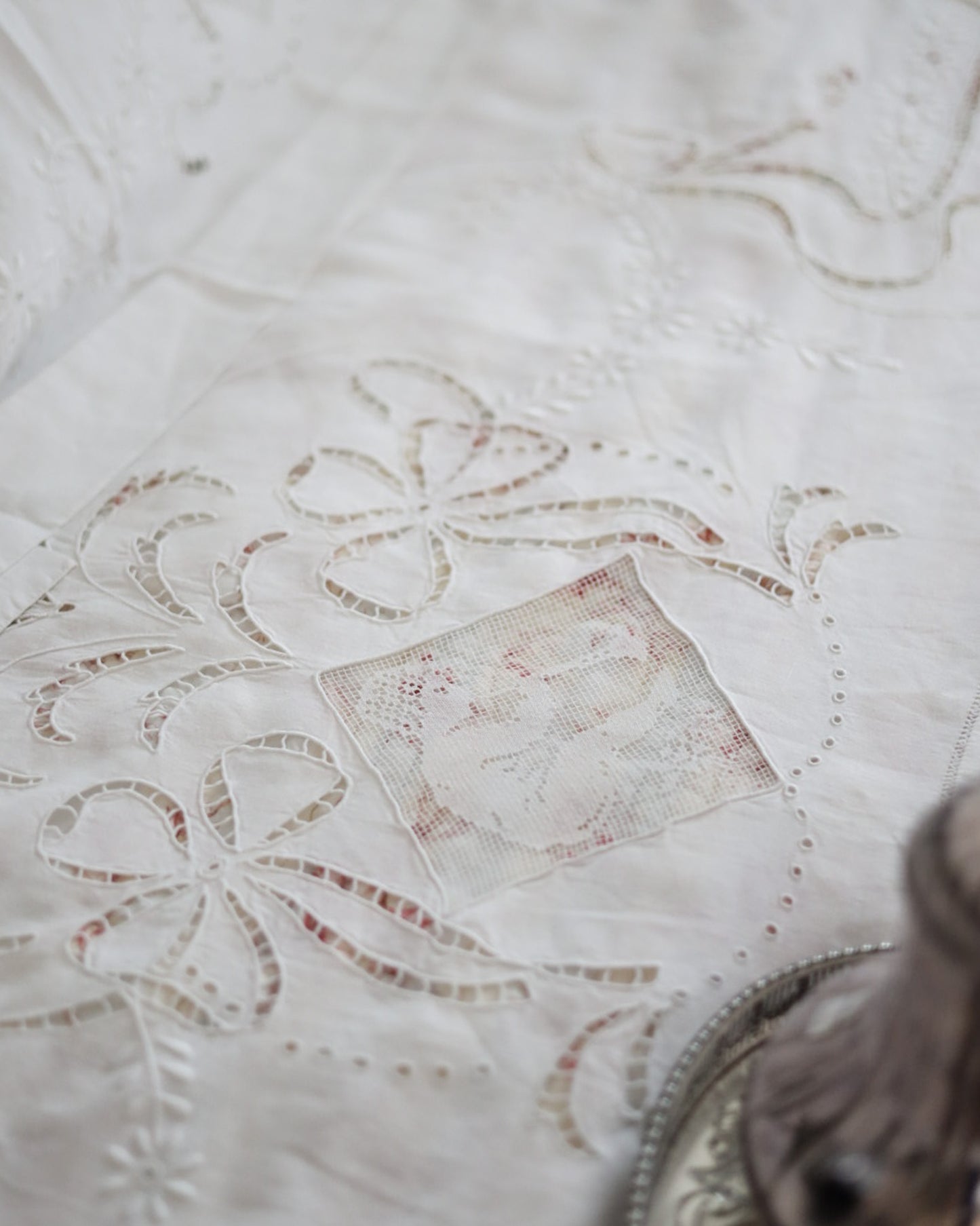 Lenzuolo antico in lino bianco d'Olanda con microfilet e intaglio