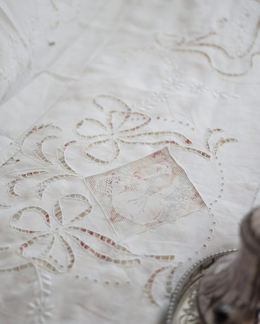 Lenzuolo antico in lino bianco d'Olanda con microfilet e intaglio