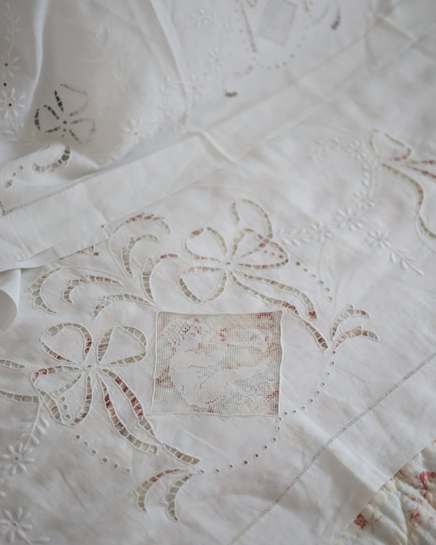 Lenzuolo antico in lino bianco d'Olanda con microfilet e intaglio