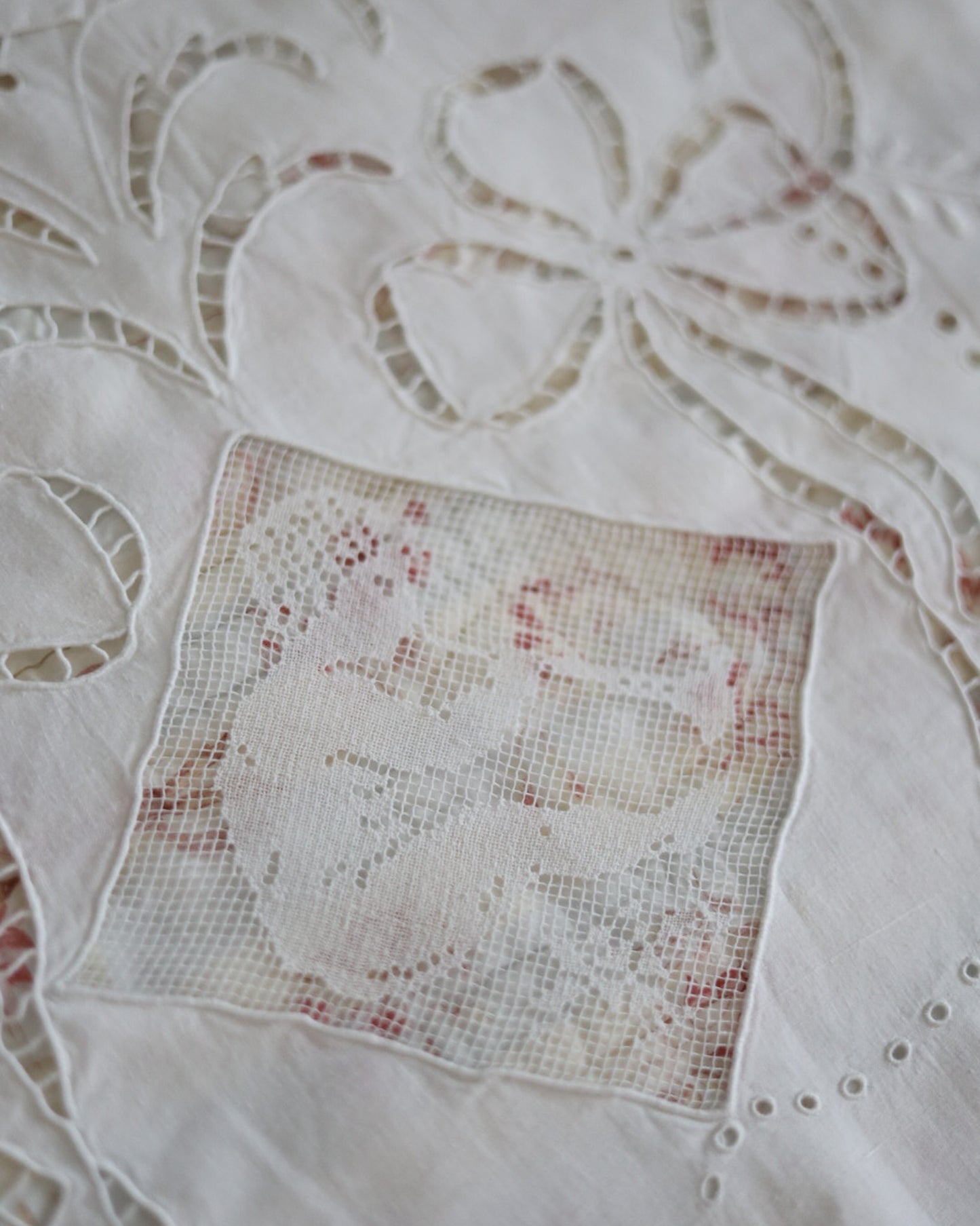 Lenzuolo antico in lino bianco d'Olanda con microfilet e intaglio