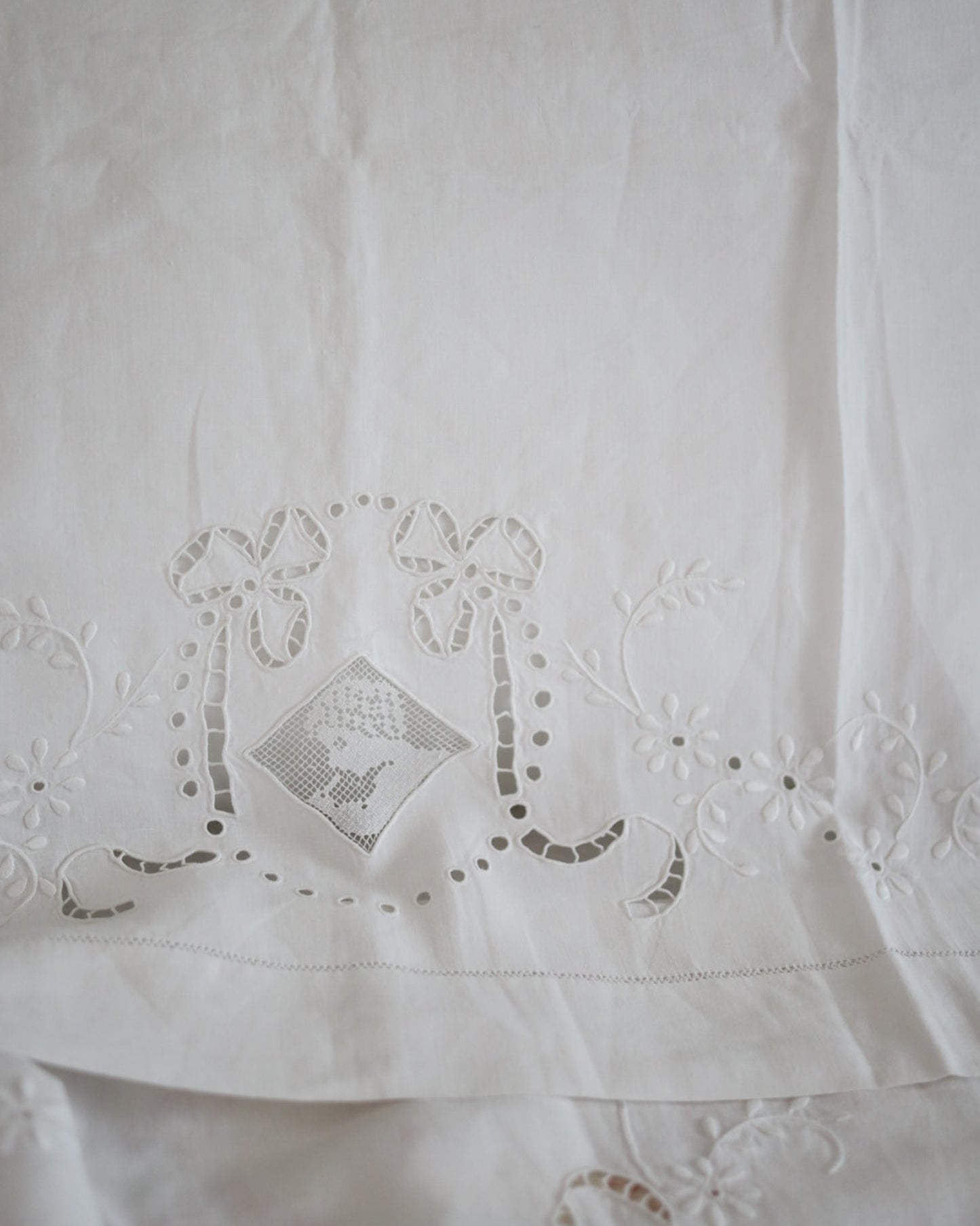 Lenzuolo antico in lino bianco d'Olanda con microfilet e intaglio