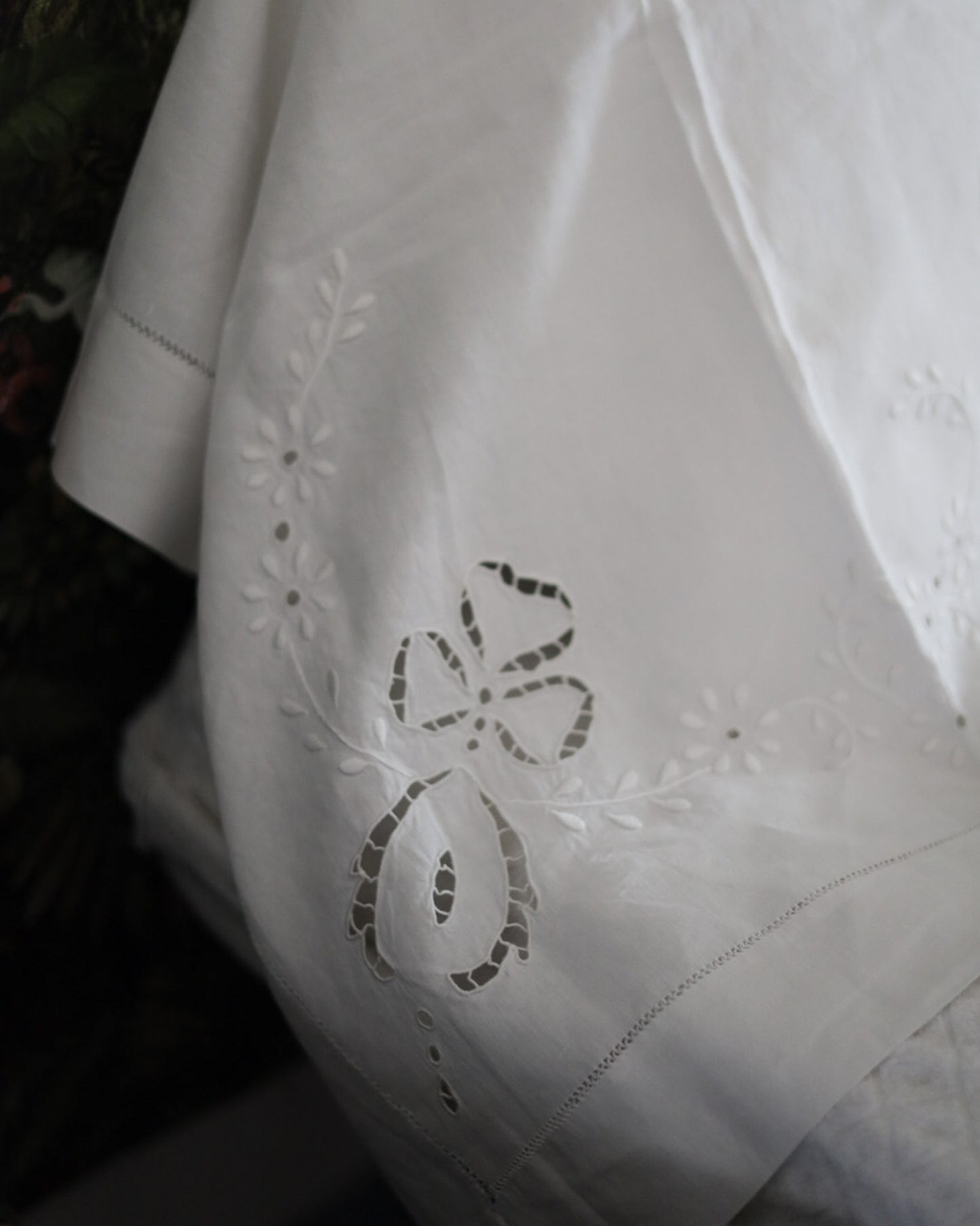 Lenzuolo antico in lino bianco d'Olanda con microfilet e intaglio