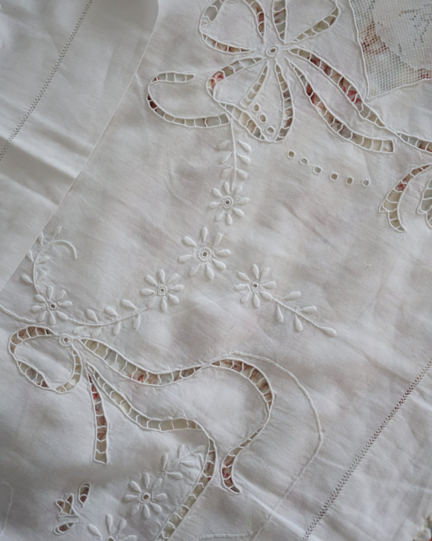 Lenzuolo antico in lino bianco d'Olanda con microfilet e intaglio