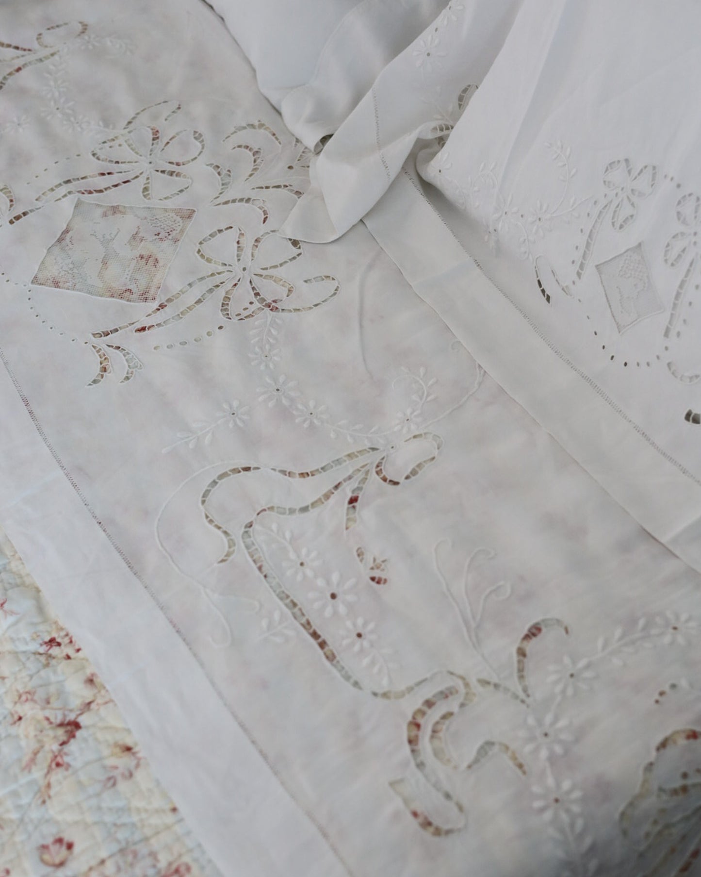 Lenzuolo antico in lino bianco d'Olanda con microfilet e intaglio