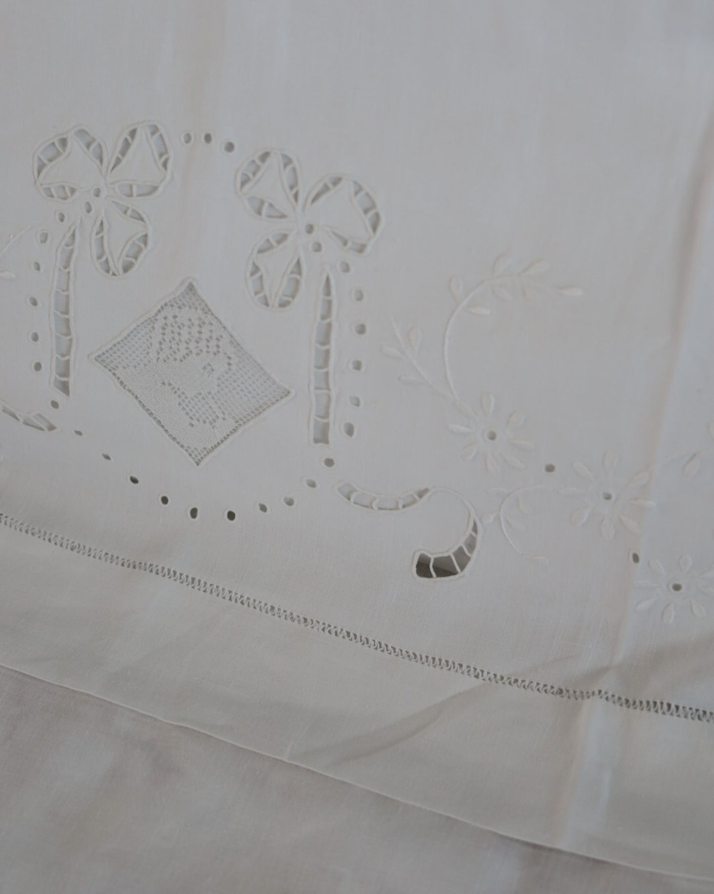 Lenzuolo antico in lino bianco d'Olanda con microfilet e intaglio