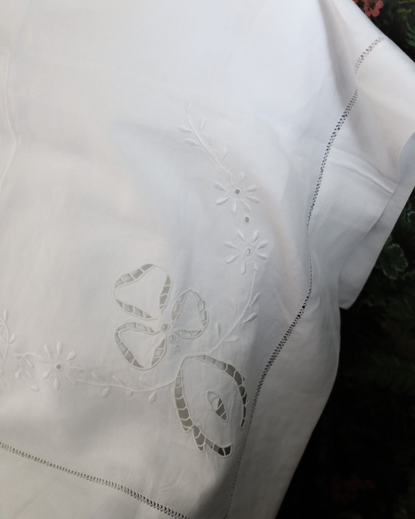 Lenzuolo antico in lino bianco d'Olanda con microfilet e intaglio