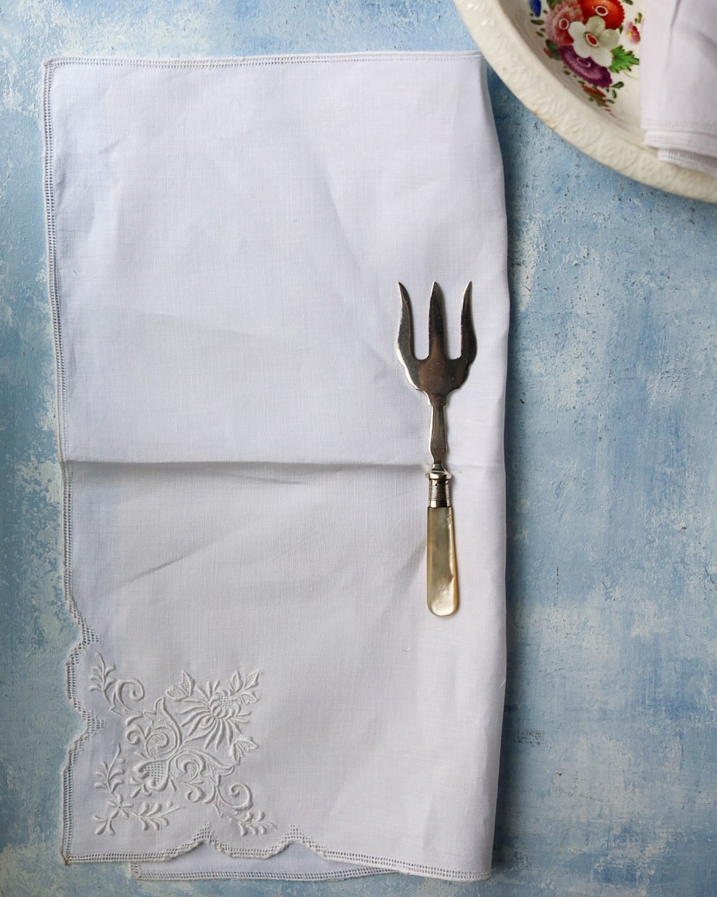 set 10 tovaglioli da pasto in lino  con fiore ricamato e orlo in sfilato