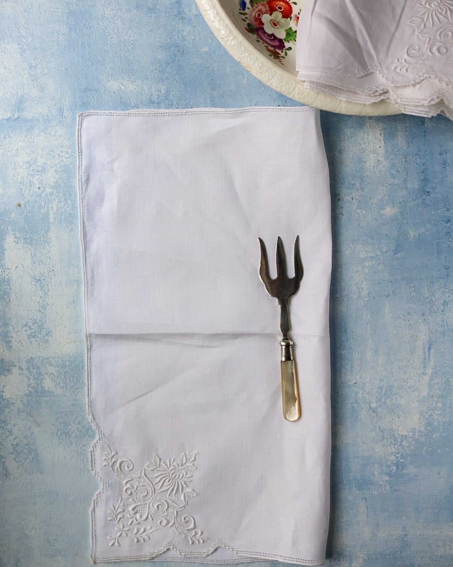 set 10 tovaglioli da pasto in lino  con fiore ricamato e orlo in sfilato