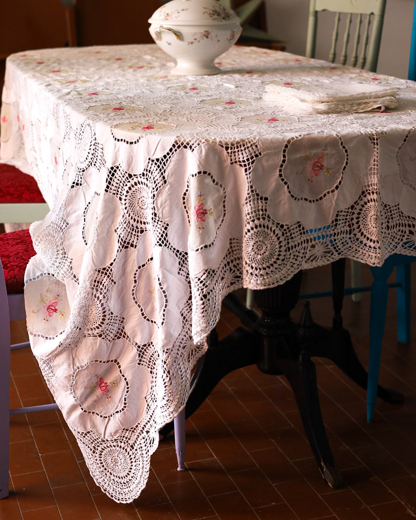 Tovaglia in lino e inserti a uncinetto con 12 tovaglioli