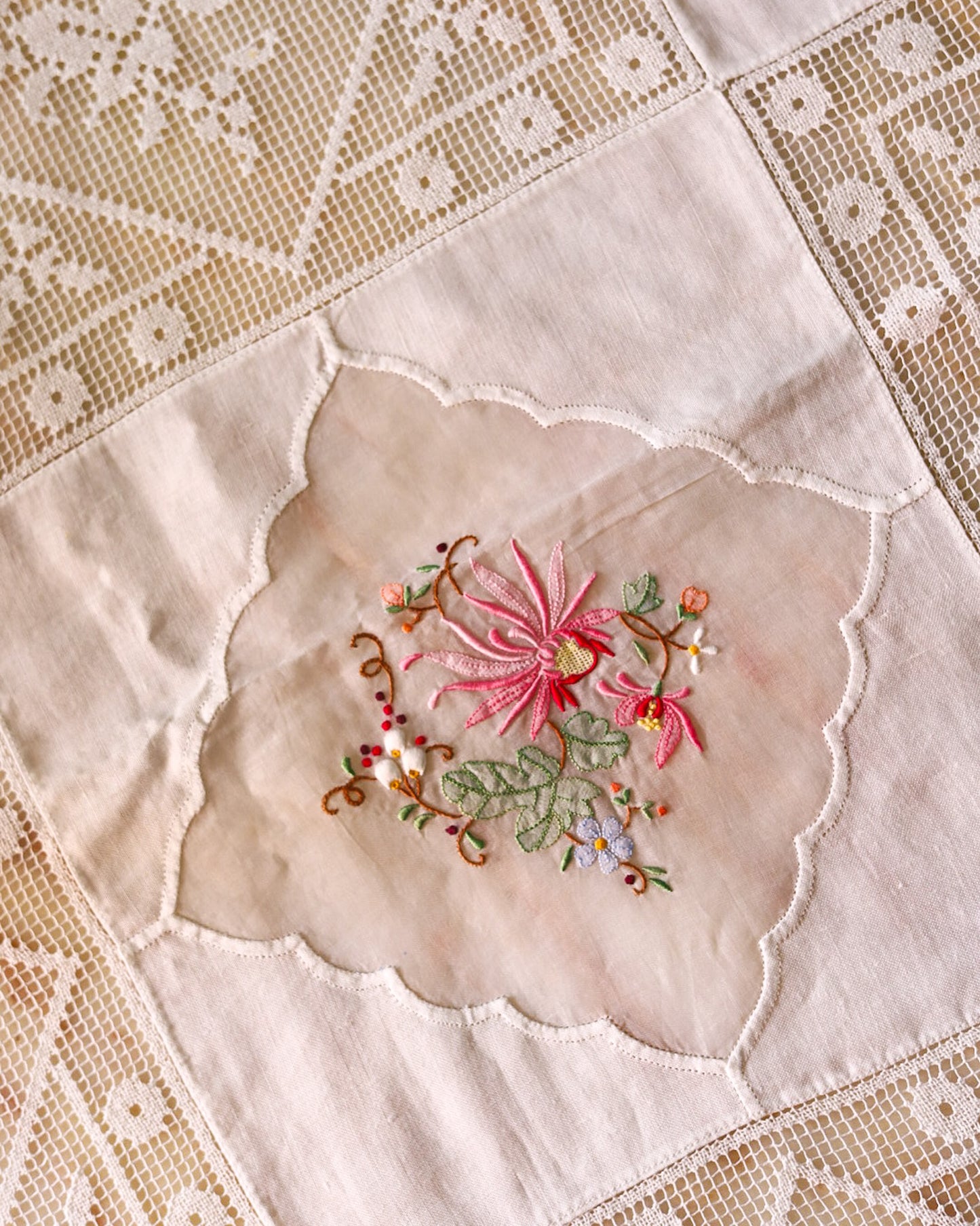 Tovaglia in lino organza e filet ricamata con fiori e 8 tovaglioli