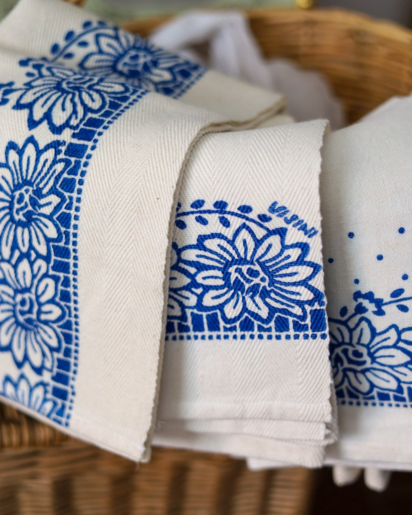 Set quattro strofinacci in lino e canapa con stampa a mano