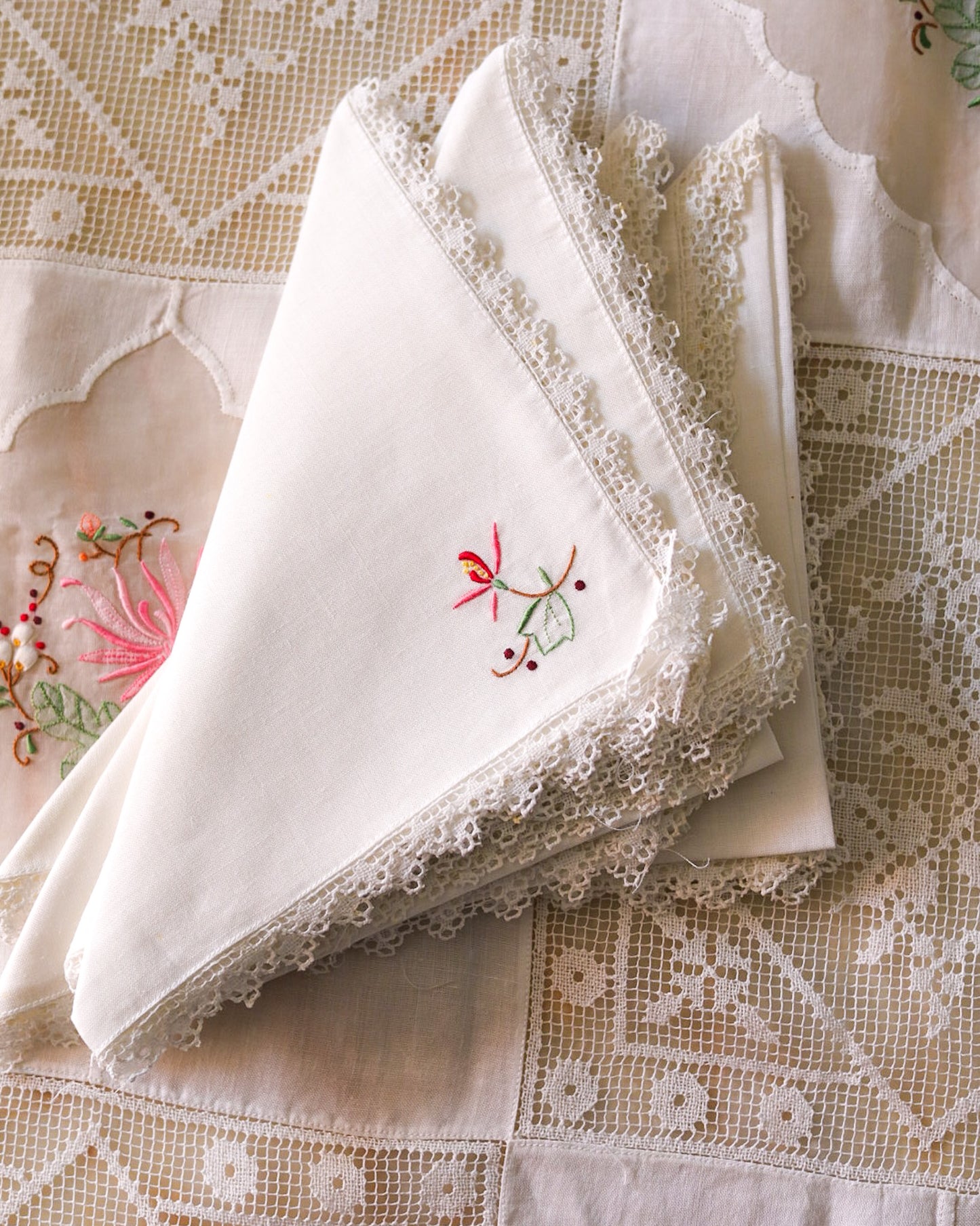 Tovaglia in lino organza e filet ricamata con fiori e 8 tovaglioli