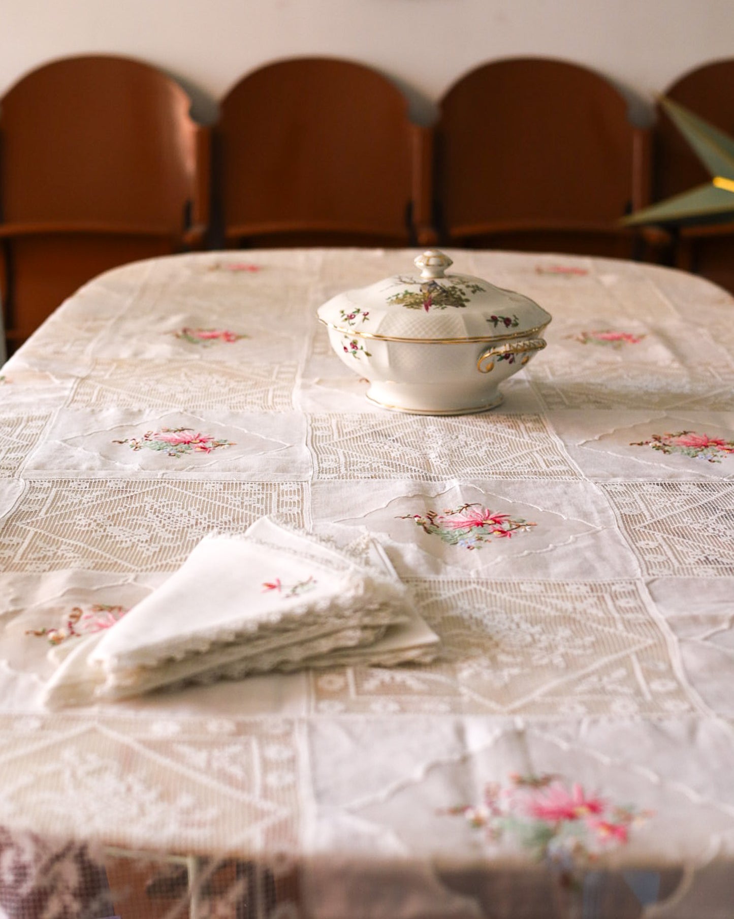 Tovaglia in lino organza e filet ricamata con fiori e 8 tovaglioli
