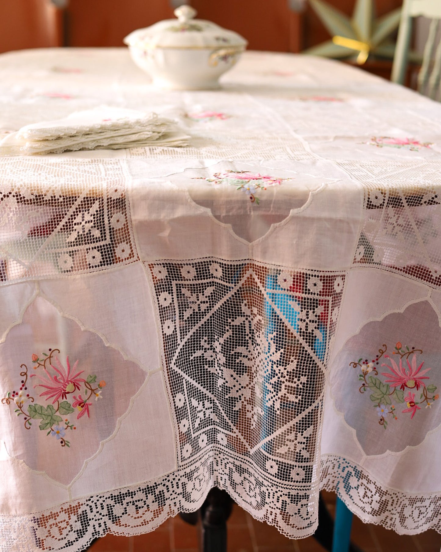 Tovaglia in lino organza e filet ricamata con fiori e 8 tovaglioli