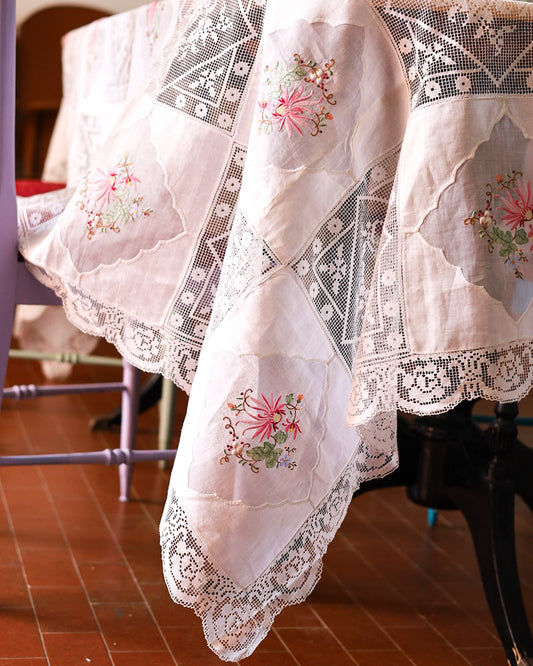 Tovaglia in lino organza e filet ricamata con fiori e 8 tovaglioli