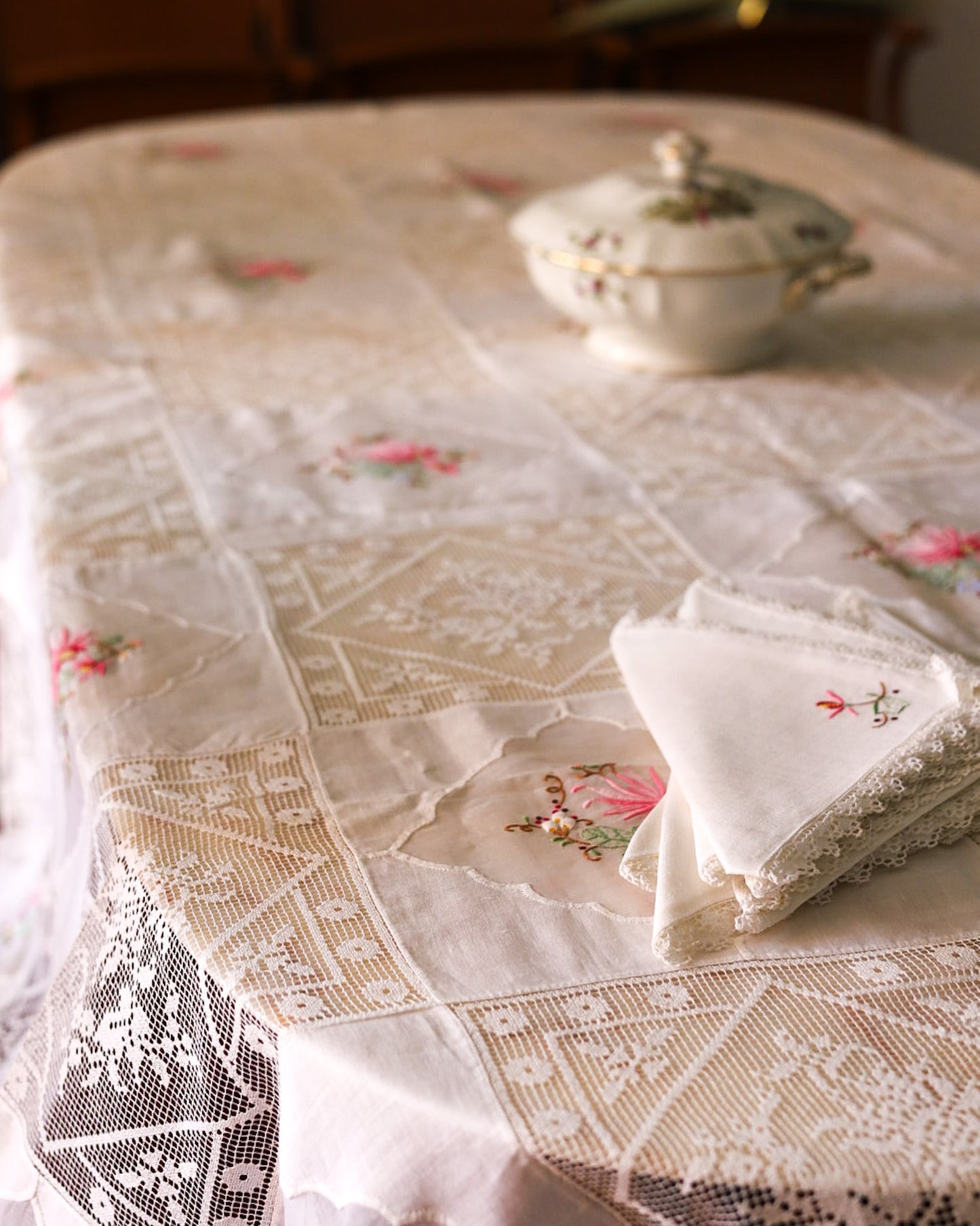 Tovaglia in lino organza e filet ricamata con fiori e 8 tovaglioli