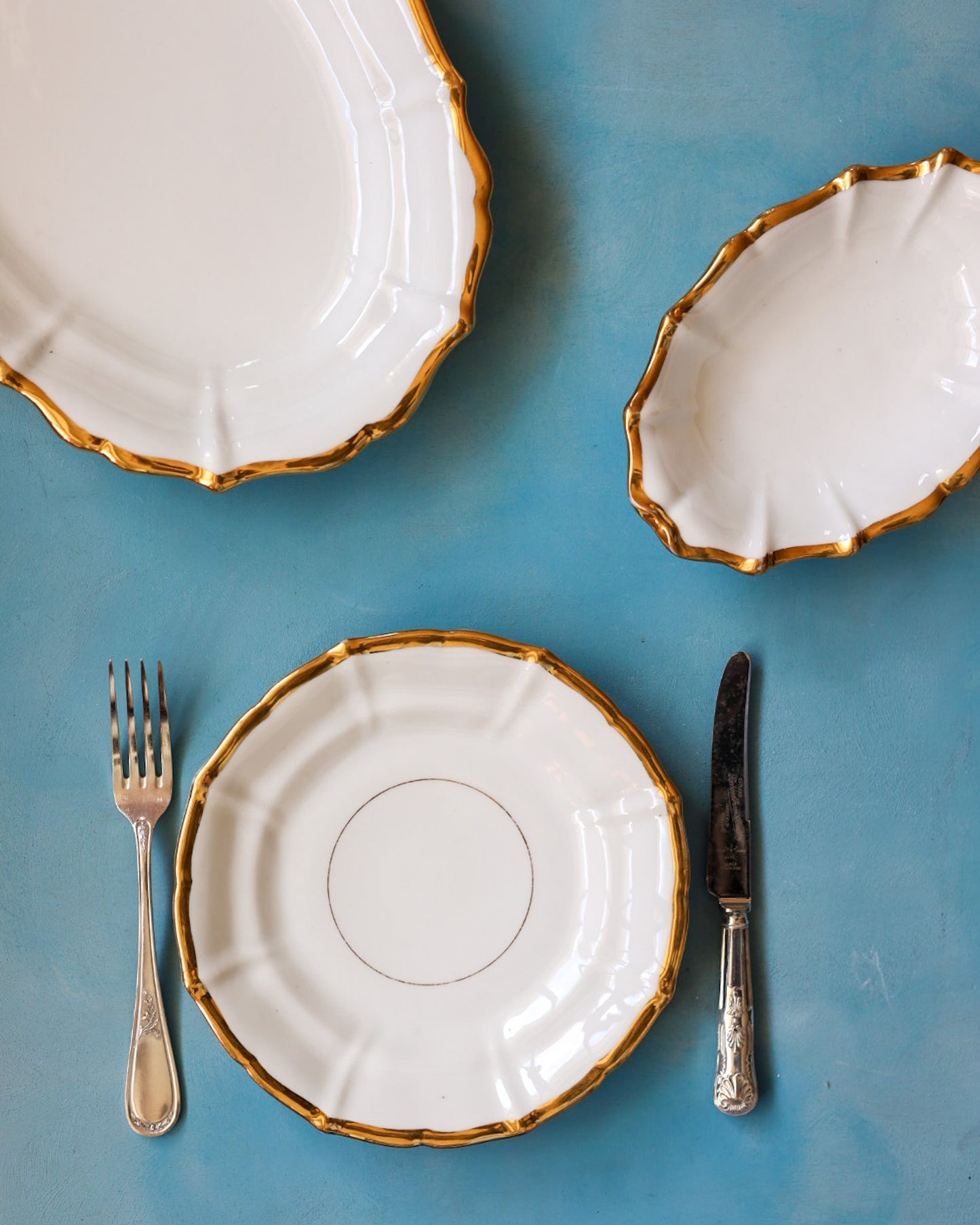 Servizio da Dolce in Porcellana Bianca con Decorazione Dorata – Manifattura Francese