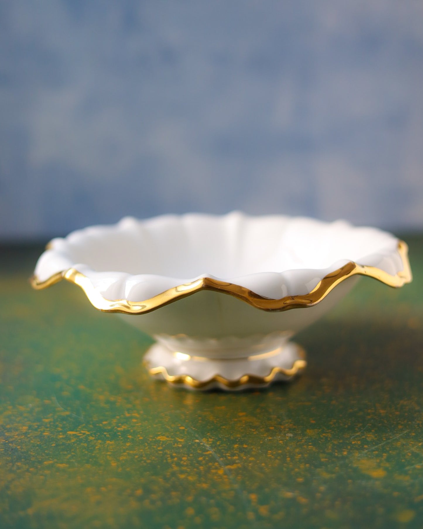 Servizio da Dolce in Porcellana Bianca con Decorazione Dorata – Manifattura Francese