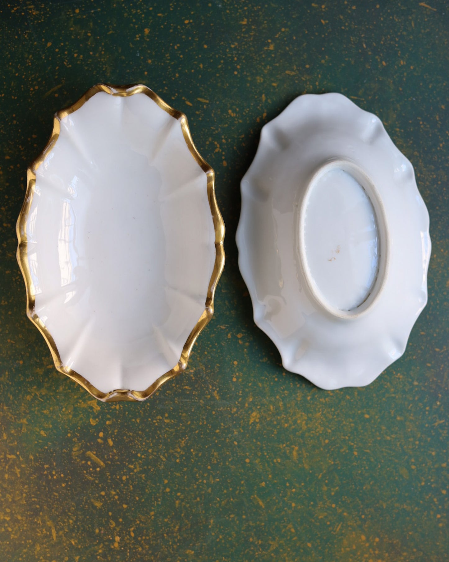 Servizio da Dolce in Porcellana Bianca con Decorazione Dorata – Manifattura Francese