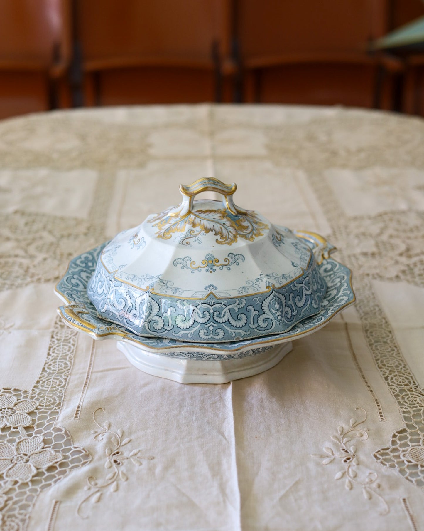 Tovaglia in lino avorio con ricamo a punto piatto, intaglio Richelieu figurativo e pizzo di Burano ad ago — cm 254×168, con 12 tovaglioli