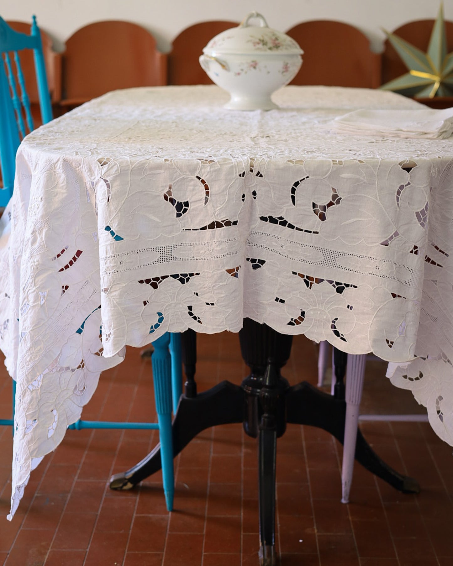 Tovaglia in lino bianco a intaglio con motivi a foglia e fascia a punto reticella — cm 248×170, con 12 tovaglioli