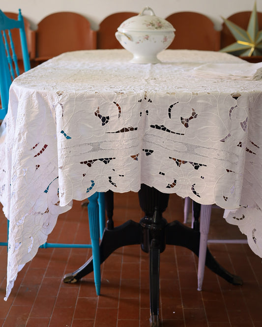 Tovaglia in lino bianco a intaglio con motivi a foglia e fascia a punto reticella — cm 248×170, con 12 tovaglioli
