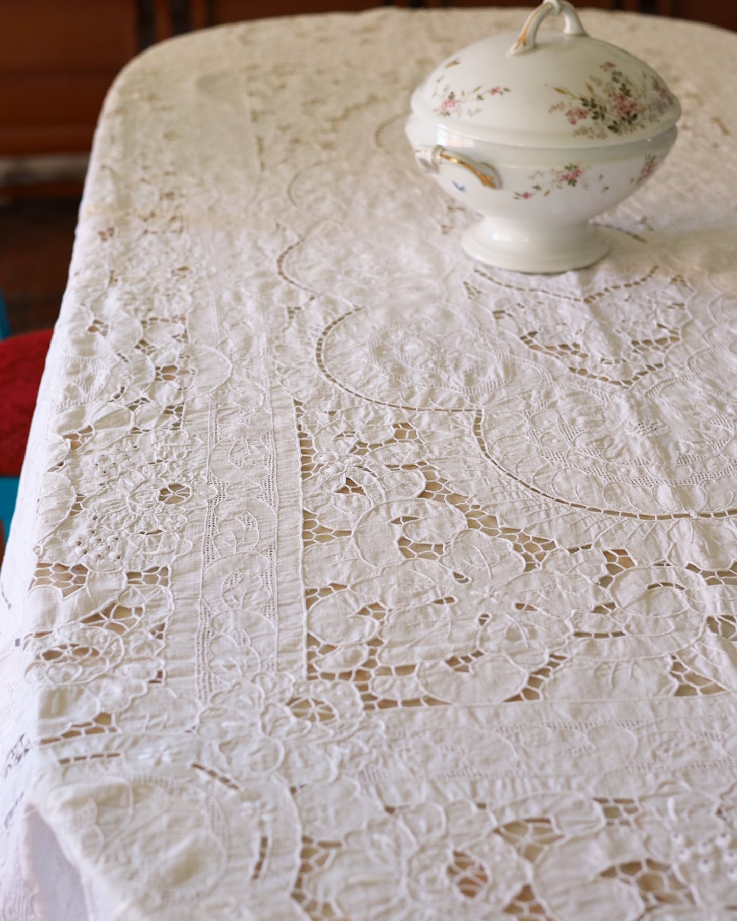 Tovaglia in lino bianco a intaglio con motivi a foglia e fascia a punto reticella — cm 248×170, con 12 tovaglioli