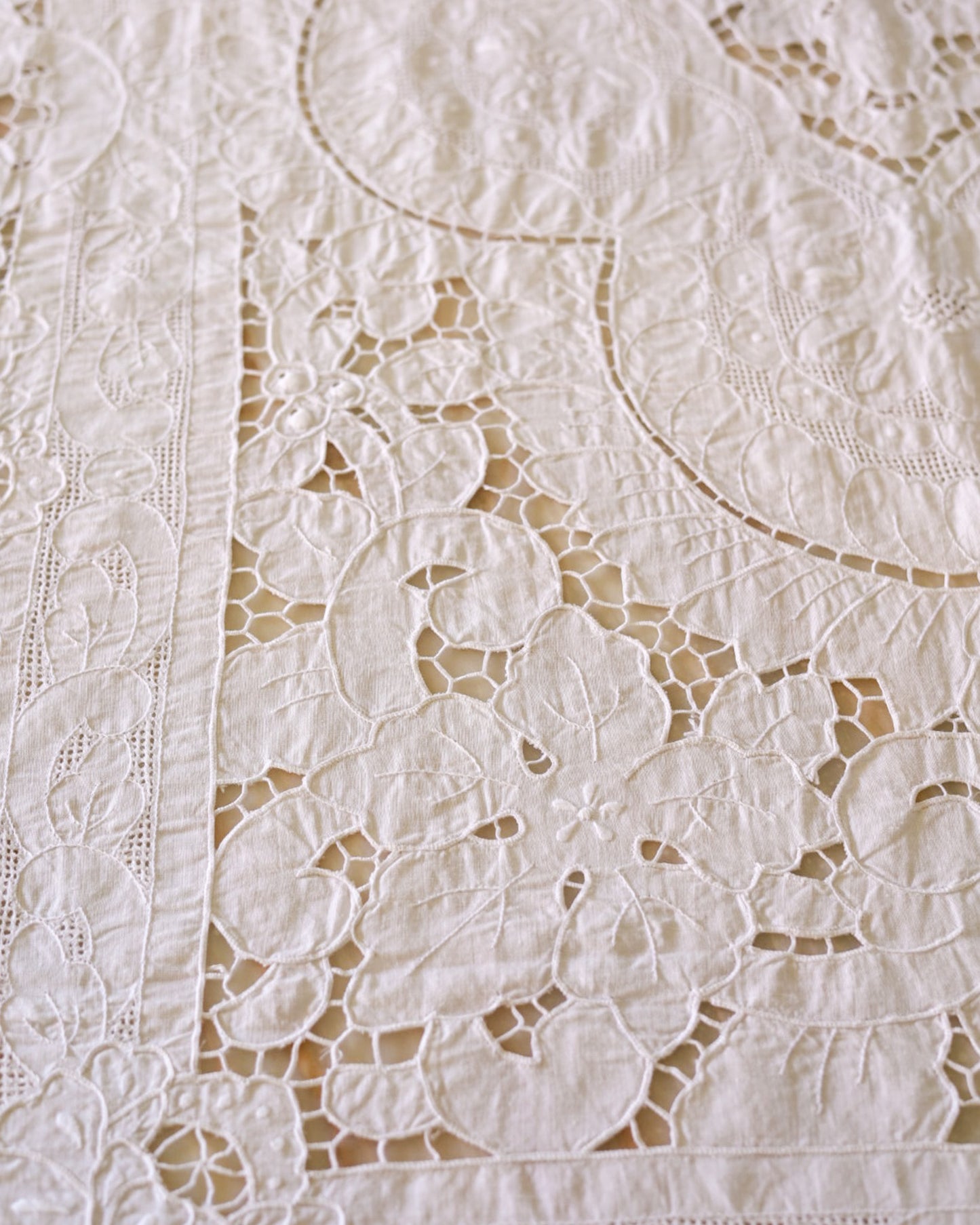Tovaglia in lino bianco a intaglio con motivi a foglia e fascia a punto reticella — cm 248×170, con 12 tovaglioli