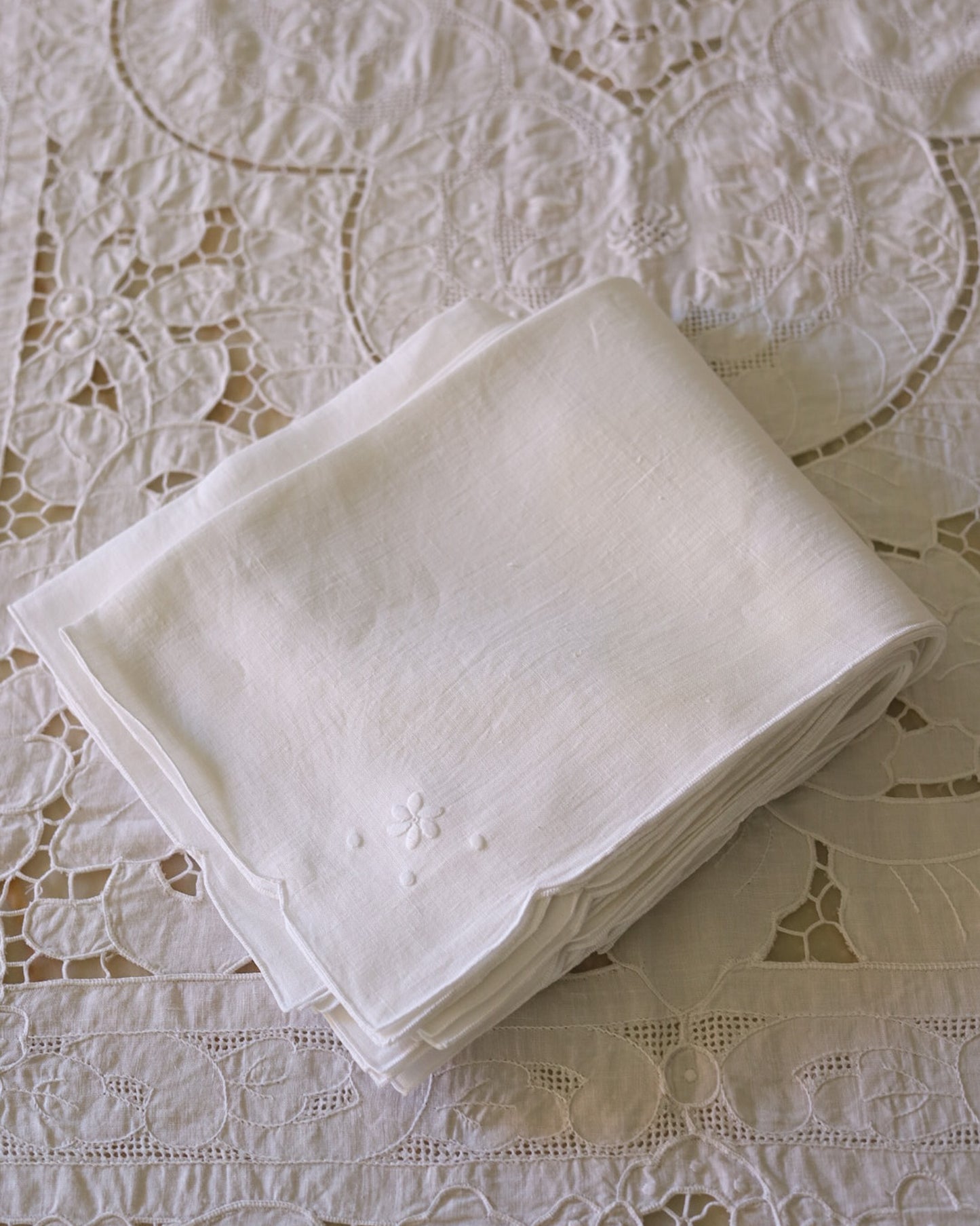 Tovaglia in lino bianco a intaglio con motivi a foglia e fascia a punto reticella — cm 248×170, con 12 tovaglioli
