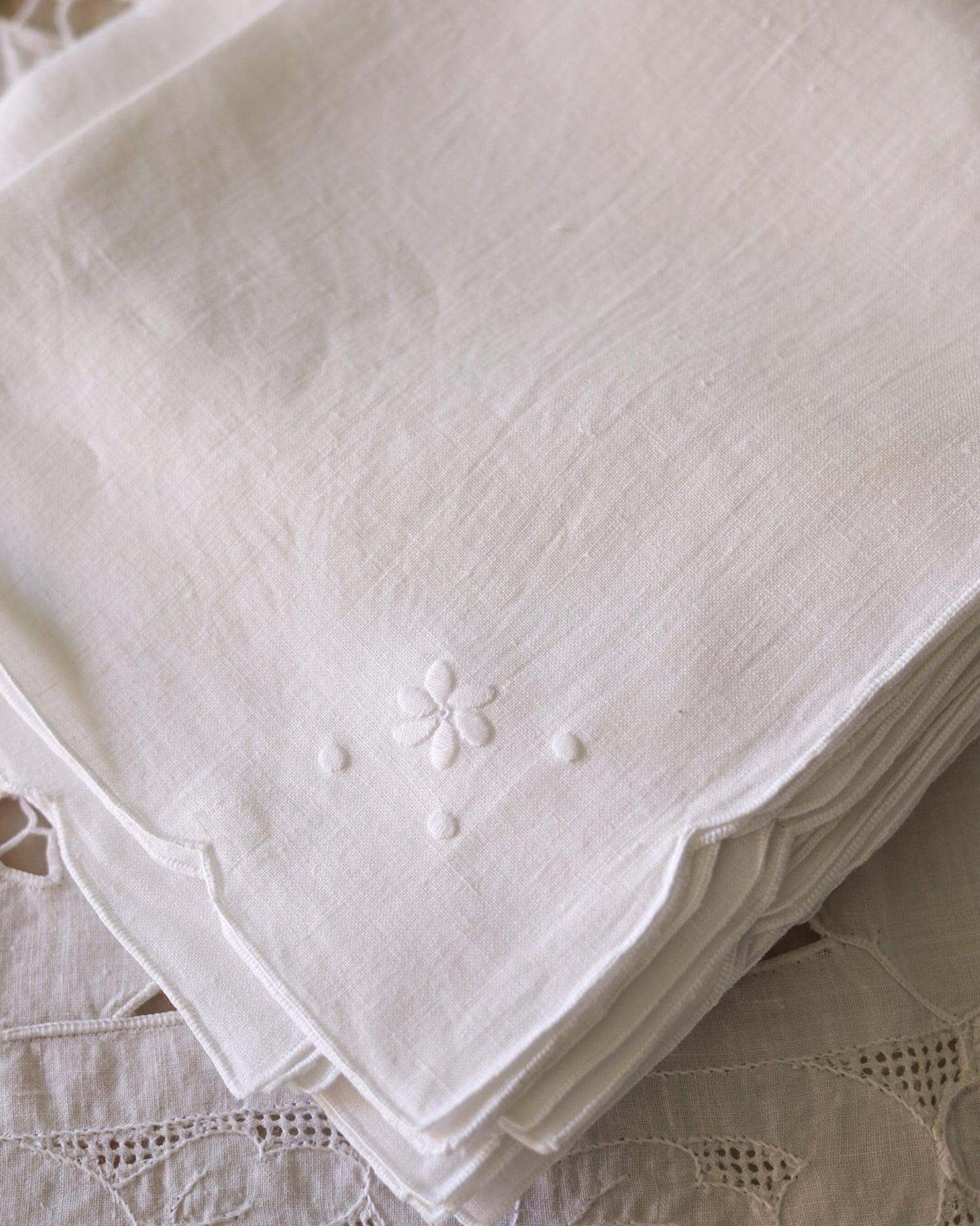 Tovaglia in lino bianco a intaglio con motivi a foglia e fascia a punto reticella — cm 248×170, con 12 tovaglioli