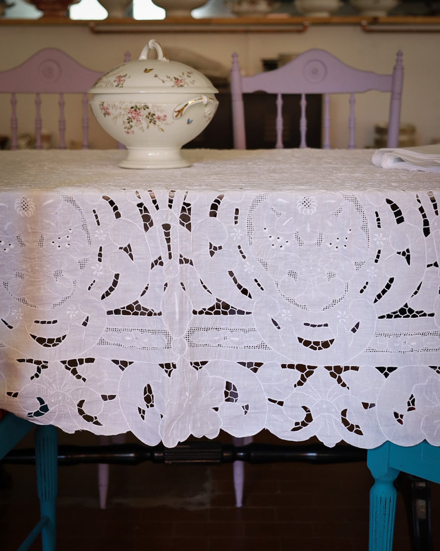 Tovaglia in lino bianco a intaglio con motivi a foglia e fascia a punto reticella — cm 248×170, con 12 tovaglioli