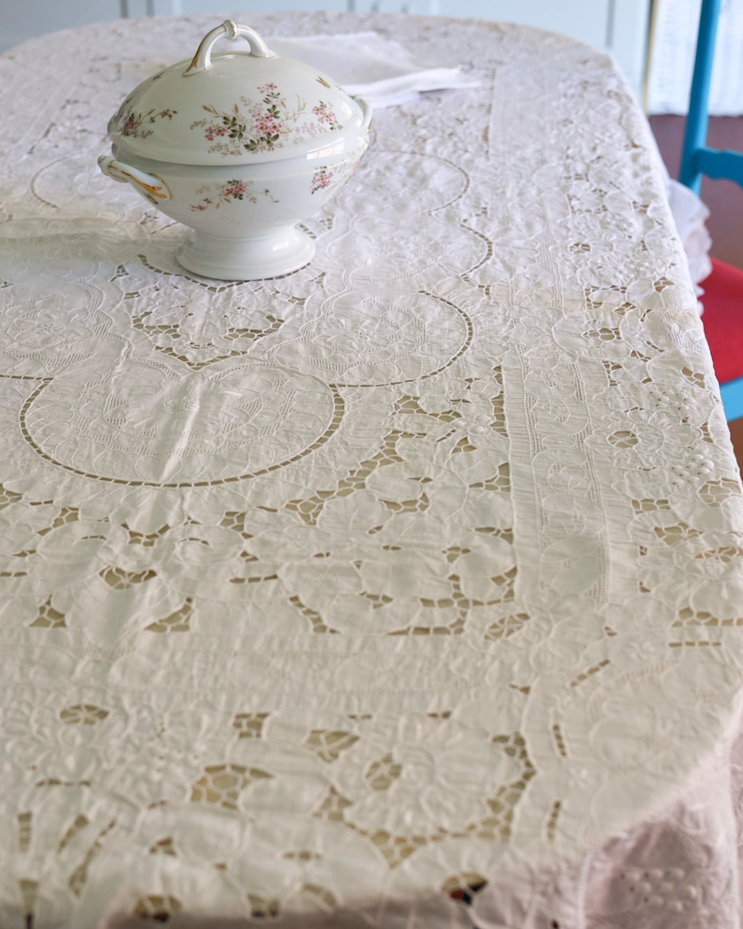 Tovaglia in lino bianco a intaglio con motivi a foglia e fascia a punto reticella — cm 248×170, con 12 tovaglioli