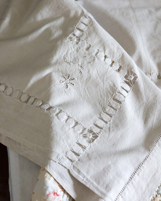 Lenzuolo Matrimoniale Antico in Lino con Ricamo Intaglio e Sfilatura – Fine Ottocento