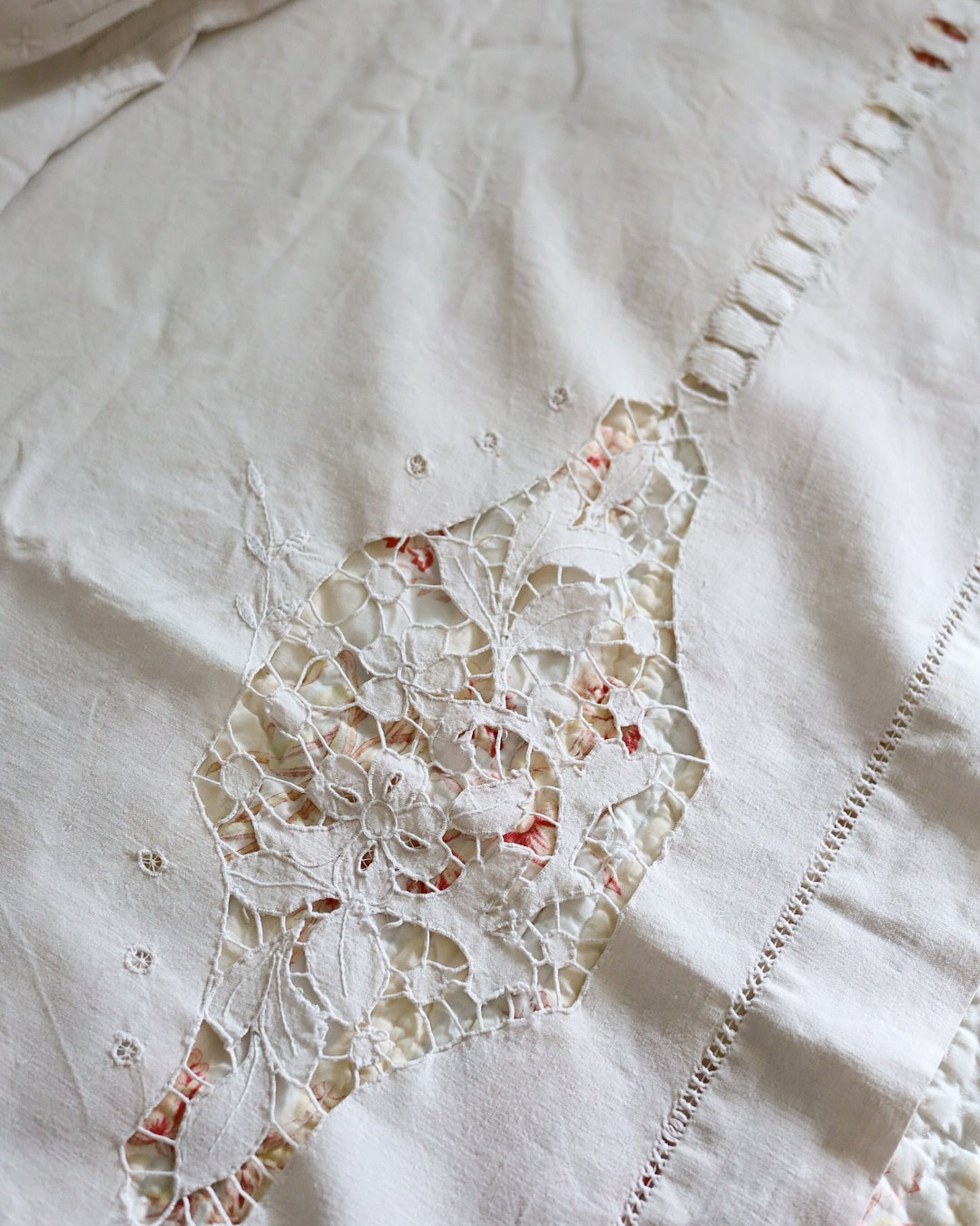 Lenzuolo Matrimoniale Antico in Lino con Ricamo Intaglio e Sfilatura – Fine Ottocento