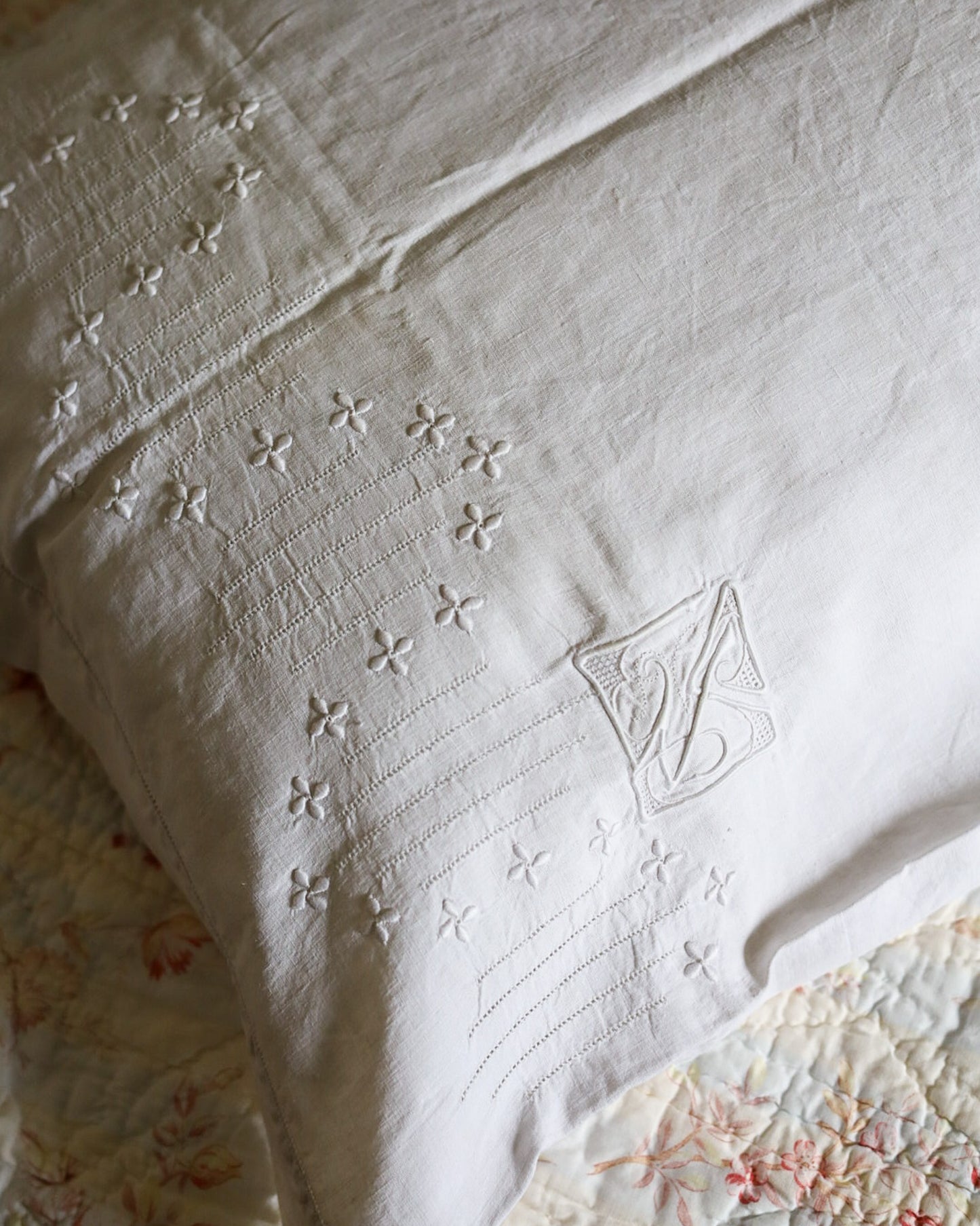 Lenzuolo Matrimoniale Antico in Lino con Ricamo Intaglio e Sfilatura – Fine Ottocento