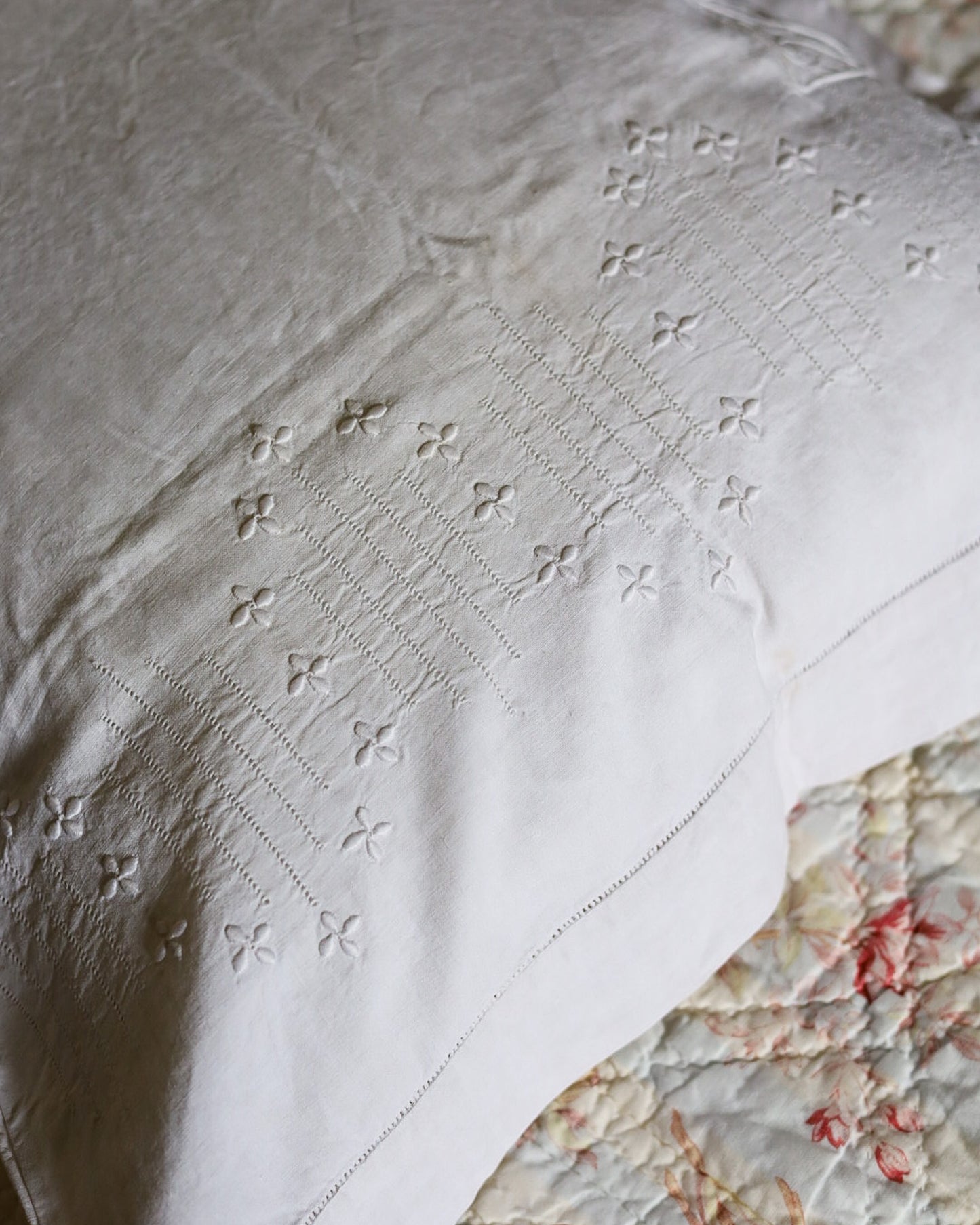 Lenzuolo Matrimoniale Antico in Lino con Ricamo Intaglio e Sfilatura – Fine Ottocento