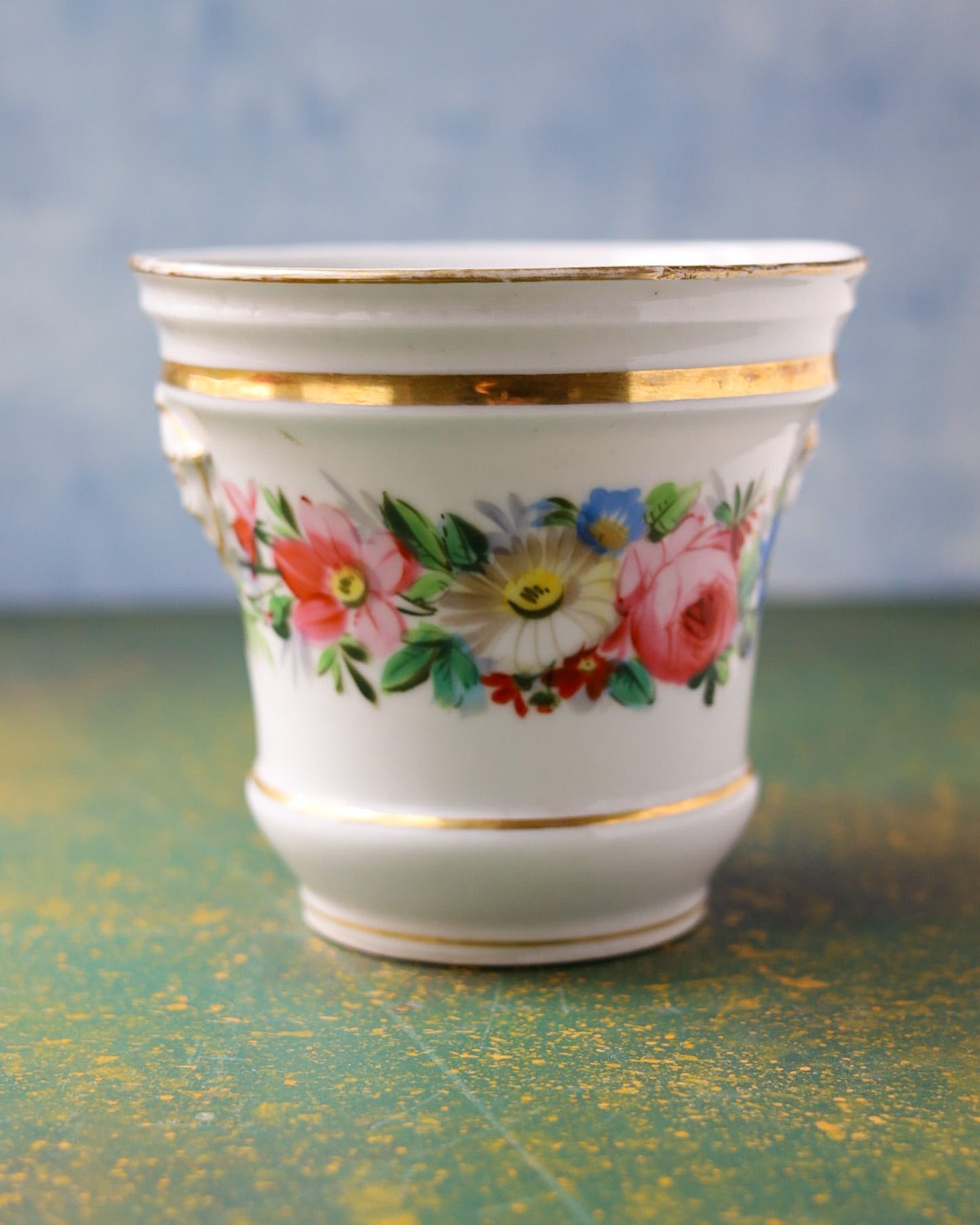 Cachepot in Porcellana Bianca con Ghirlanda Floreale Policroma e Mascheroni Dorati Dipinti a Mano – Primo Ottocento
