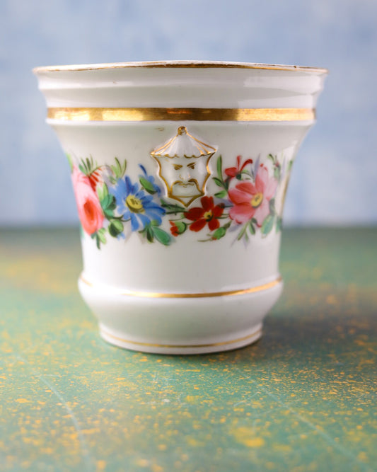 Cachepot in Porcellana Bianca con Ghirlanda Floreale Policroma e Mascheroni Dorati Dipinti a Mano – Primo Ottocento